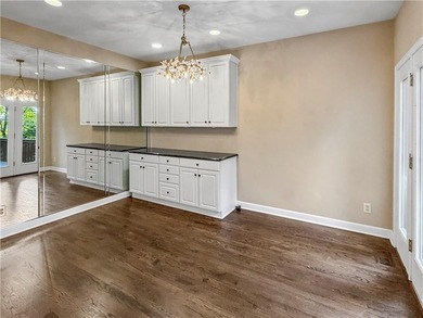 Welcome to this beautifully updated 6-bedroom, 4-bathroom home - photo 11