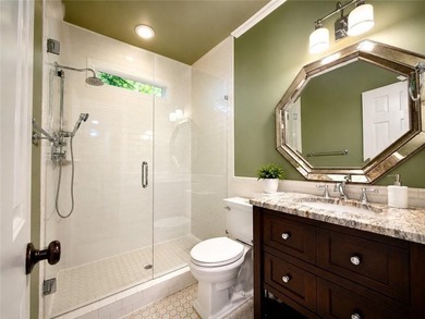 Welcome to this beautifully updated 6-bedroom, 4-bathroom home - photo 14