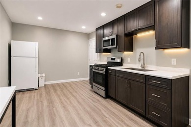 Welcome to this beautifully updated 6-bedroom, 4-bathroom home - photo 30