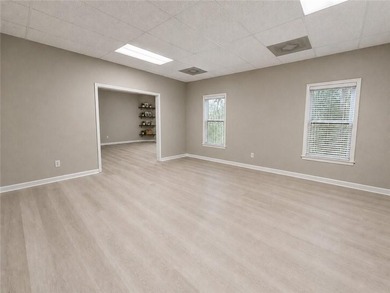 Welcome to this beautifully updated 6-bedroom, 4-bathroom home - photo 31