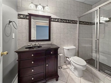 Welcome to this beautifully updated 6-bedroom, 4-bathroom home - photo 34