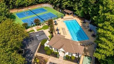 Welcome to this beautifully updated 6-bedroom, 4-bathroom home - photo 38
