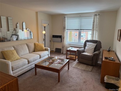 New to market! Second-floor garden apartment offering five - photo 2