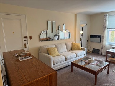 New to market! Second-floor garden apartment offering five - photo 3
