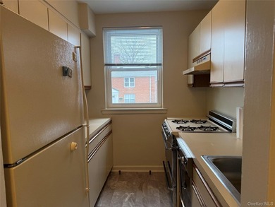 New to market! Second-floor garden apartment offering five - photo 7