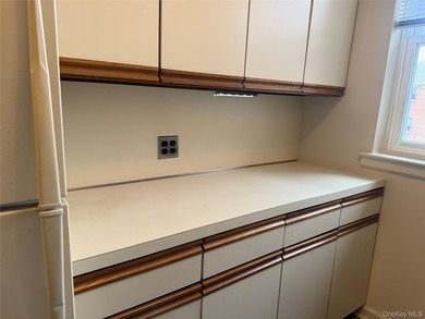 New to market! Second-floor garden apartment offering five - photo 9