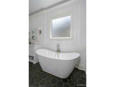 Modern luxury meets waterfront living in The Lakes. Offering - photo 22