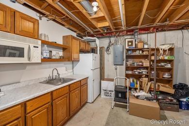 Welcome home to this beautifully maintained stand-alone - photo 29