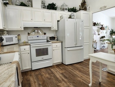 Nestled in the highly sought-after Cedar Terrace neighborhood - photo 6