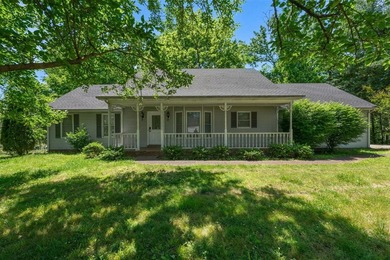 This beautiful 4 bedroom 2.5 bath home offers the perfect - photo 1