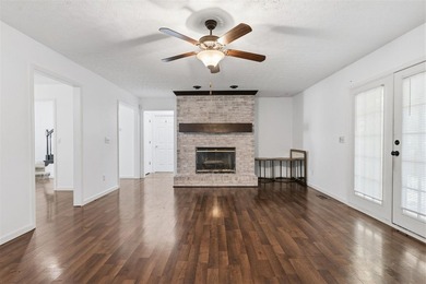 This beautiful 4 bedroom 2.5 bath home offers the perfect - photo 4