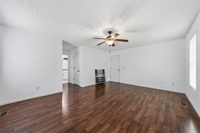 This beautiful 4 bedroom 2.5 bath home offers the perfect - photo 6