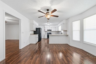 This beautiful 4 bedroom 2.5 bath home offers the perfect - photo 8