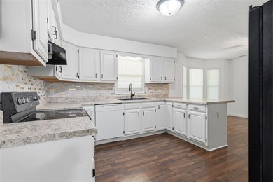 This beautiful 4 bedroom 2.5 bath home offers the perfect - photo 10