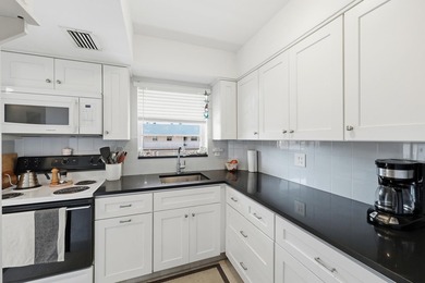 Welcome to easy Florida living in this beautifully maintained - photo 7