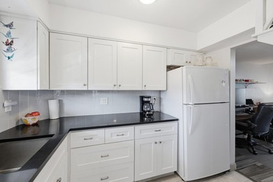 Welcome to easy Florida living in this beautifully maintained - photo 8