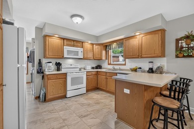 Perfectly positioned across from the Irv Warren golf course - photo 8