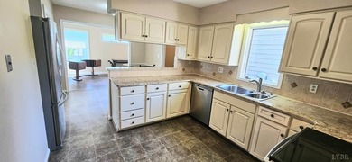 Forest! 1 level end unit townhome w/a 2 car garage,2 Bdrms 2 - photo 26