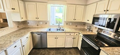 Forest! 1 level end unit townhome w/a 2 car garage,2 Bdrms 2 - photo 27
