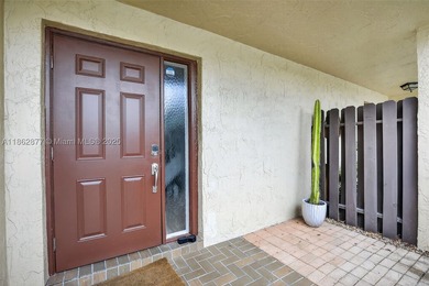 Fully renovated 2024 - NEW AC, NEW Water Heater, New W/D, Newly - photo 4
