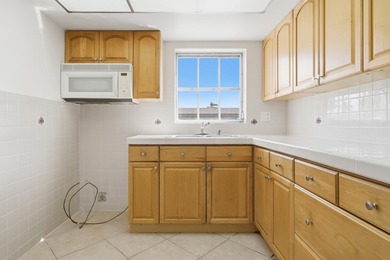 Beautifully maintained 1/1 Condo located in a welcoming and - photo 6