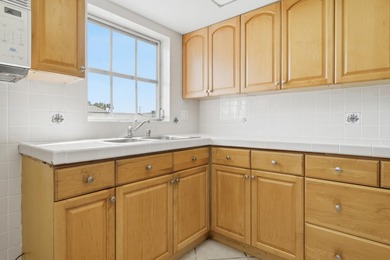Beautifully maintained 1/1 Condo located in a welcoming and - photo 8