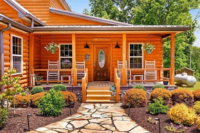 Welcome to 945 Canyon Run Road at beautiful Lake Malone in - photo 3