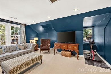 Welcome to Williamsburg Raintree! This updated 5-bedroom house - photo 24