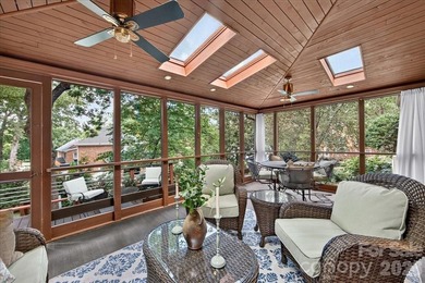 Welcome to Williamsburg Raintree! This updated 5-bedroom house - photo 35