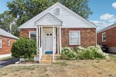 (private lake, pond, creek) Home Sale Pending in Saint Louis Missouri