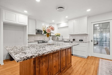 Welcome to this beautifully renovated 4-bedroom, 3-bathroom home - photo 8