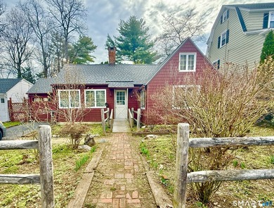 Welcome to this charming and cozy bungalow nestled in the heart - photo 2