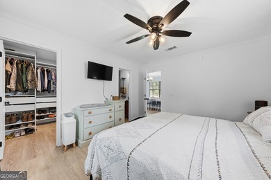 Beautifully remodeled and move-in ready, this 3-bedroom, 2-bath - photo 13