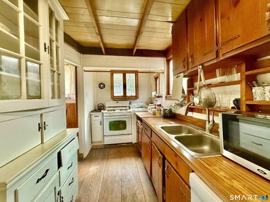 Welcome to this charming and cozy bungalow nestled in the heart - photo 5