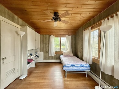 Welcome to this charming and cozy bungalow nestled in the heart - photo 7