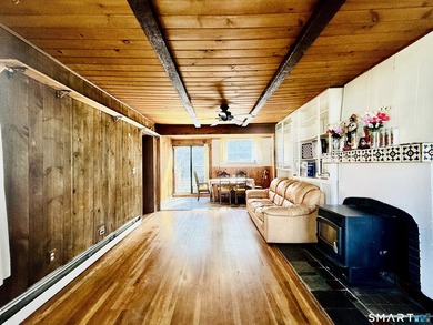 Welcome to this charming and cozy bungalow nestled in the heart - photo 10