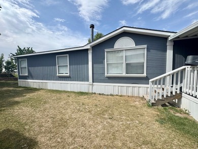 3 bedrooms, 2 remodeled bathrooms, fresh pained laminate - photo 1
