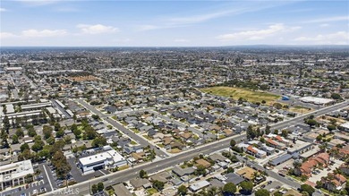 Rare duplex featuring two (2) spacious 3-bedroom, 2-bathroom - photo 11