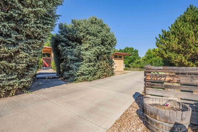 WELCOME TO 2027 CHARIS COURT IN THE HIGHLY DESIRABLE - photo 3