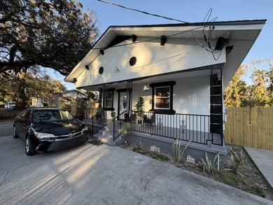 EXCLUSIVE 4/2 SINGLE FAMILY RESIDENCE COMPLETELY RENOVATED IN - photo 2