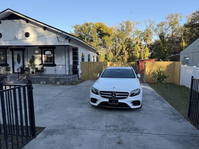 EXCLUSIVE 4/2 SINGLE FAMILY RESIDENCE COMPLETELY RENOVATED IN - photo 4