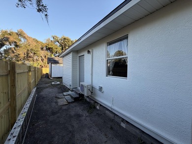 EXCLUSIVE 4/2 SINGLE FAMILY RESIDENCE COMPLETELY RENOVATED IN - photo 9