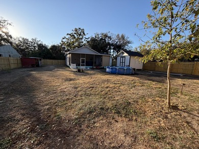 EXCLUSIVE 4/2 SINGLE FAMILY RESIDENCE COMPLETELY RENOVATED IN - photo 10