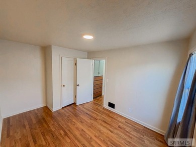 Fully Remodeled and priced to sell. Stunning 3 bedroom, 2 bath - photo 11