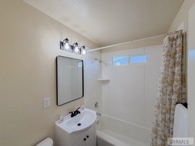 Fully Remodeled and priced to sell. Stunning 3 bedroom, 2 bath - photo 13