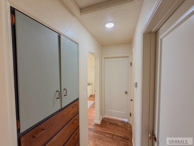 Fully Remodeled and priced to sell. Stunning 3 bedroom, 2 bath - photo 14