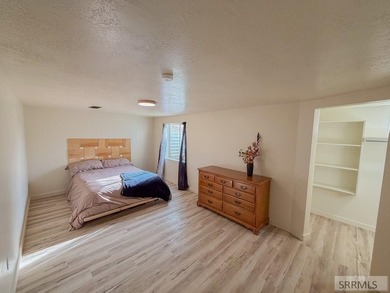 Fully Remodeled and priced to sell. Stunning 3 bedroom, 2 bath - photo 16