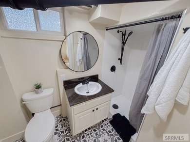 Fully Remodeled and priced to sell. Stunning 3 bedroom, 2 bath - photo 17