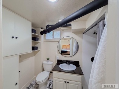 Fully Remodeled and priced to sell. Stunning 3 bedroom, 2 bath - photo 18