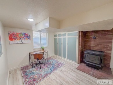 Fully Remodeled and priced to sell. Stunning 3 bedroom, 2 bath - photo 20
